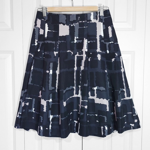 Express A-Line Knee Length Skirt Black White Gray Abstract Camo Women Size 2 - Picture 1 of 7